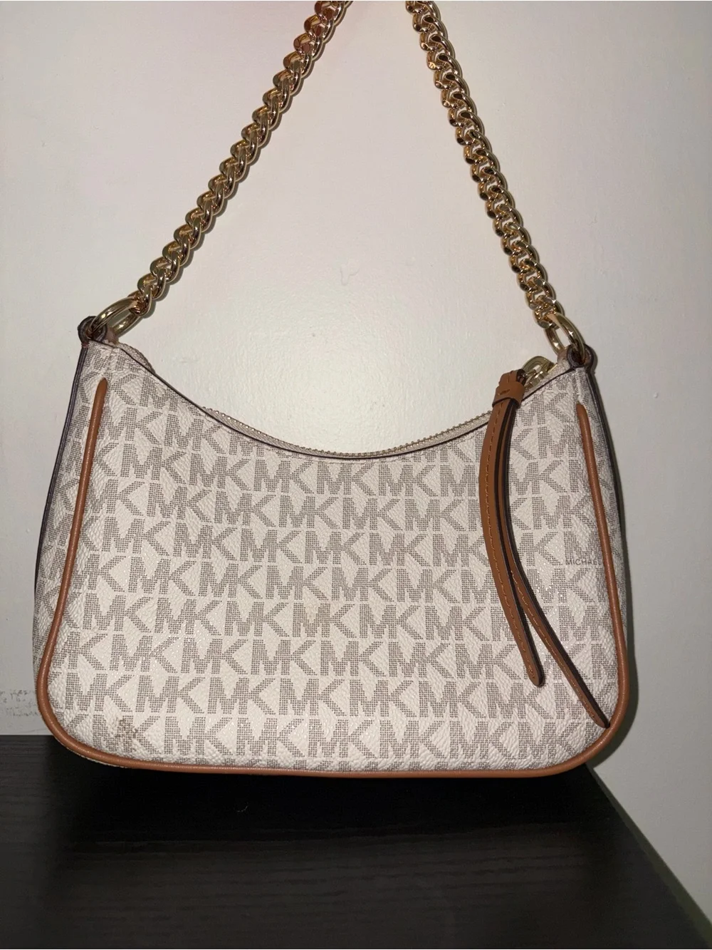 Michael Kors Beige Signature Shoulder Bag with Gold Chain - Picture 2 of 2